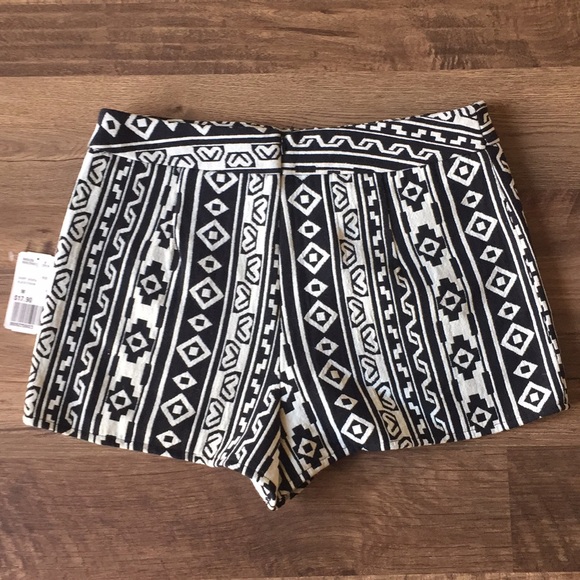 NWT Forever 21 Aztec Tribal Black White Shorts M - Picture 3 of 3